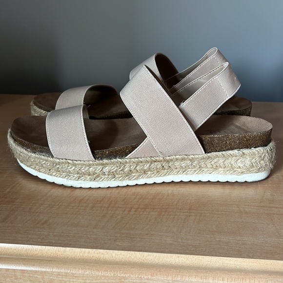 Neutral sling back sandals - Picture 3 of 3